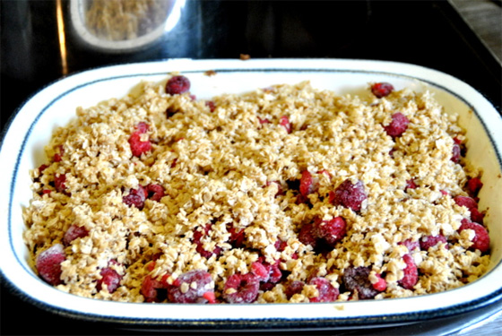 Vegan, süß, fruchtig und lecker: Unser Beeren-Crumble-Rezept