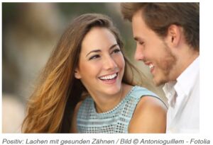 Lachen mit gesunden Zähnen